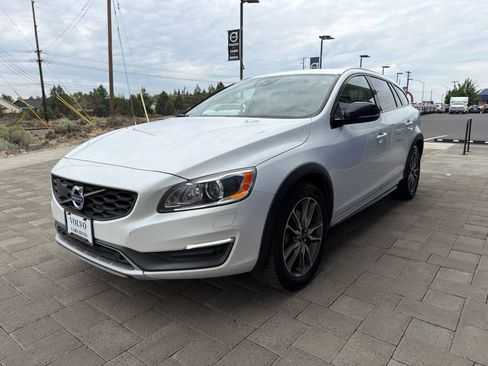 Used 2015 Volvo V60 T5 Cross Country Platinum w/ Climate Package AWD/4WD image 4