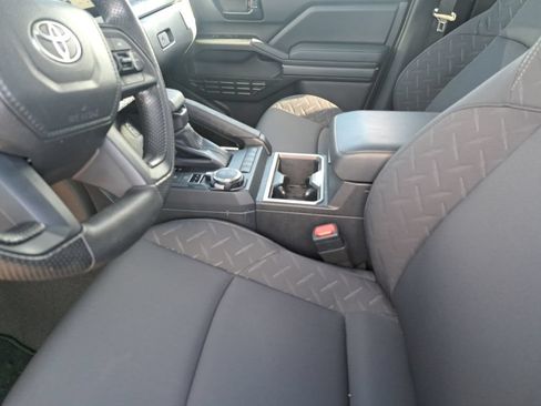 Used 2025 Toyota Tacoma SR5 AWD/4WD image 18