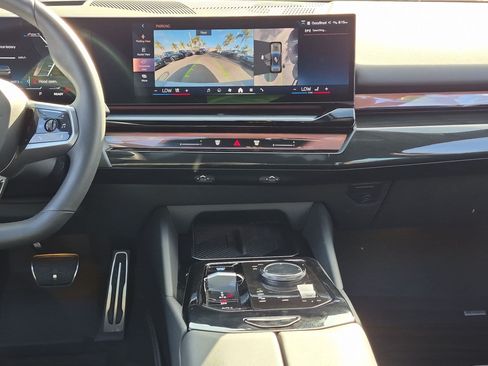 Used 2024 BMW i5 eDrive40i w/ M Sport Package RWD image 29