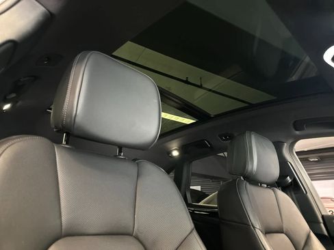 Certified 2025 Porsche Macan AWD/4WD image 18