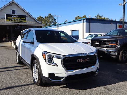 Used 2024 GMC Terrain SLE image 3