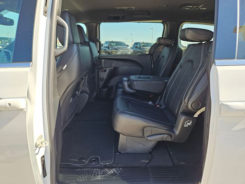 New 2026 Chrysler Pacifica Select image 13