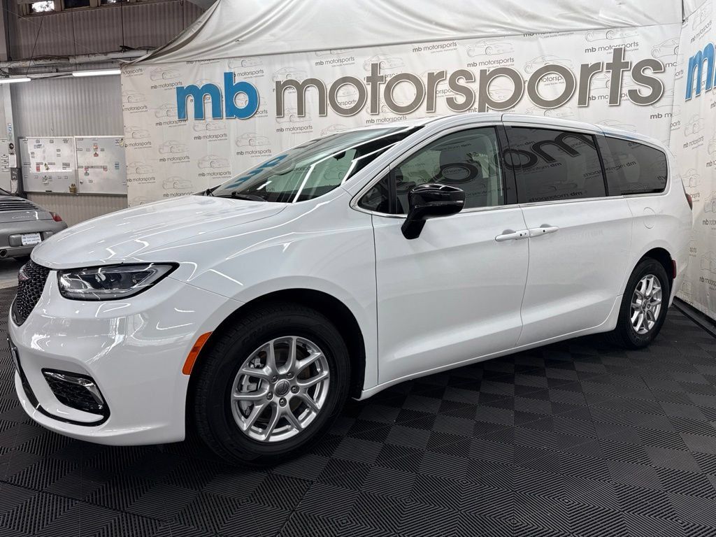 Used 2024 Chrysler Pacifica Touring-L FWD image 2