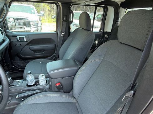 Used 2025 Jeep Gladiator Sport image 17