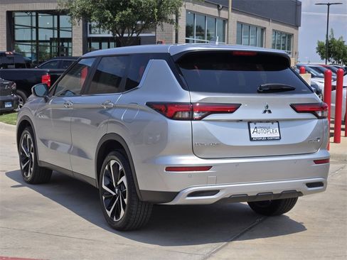 New 2025 Mitsubishi Outlander SE image 3