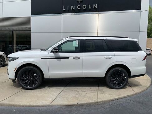 New 2026 Lincoln Navigator Reserve AWD/4WD image 2