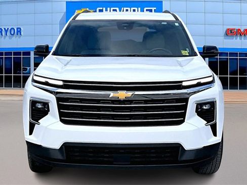 Used 2025 Chevrolet Traverse LT image 2
