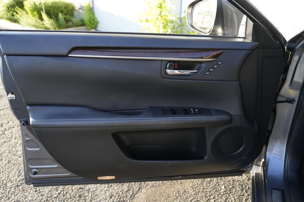 Used 2015 Lexus ES 350 w/ Ultra Luxury Package FWD image 19