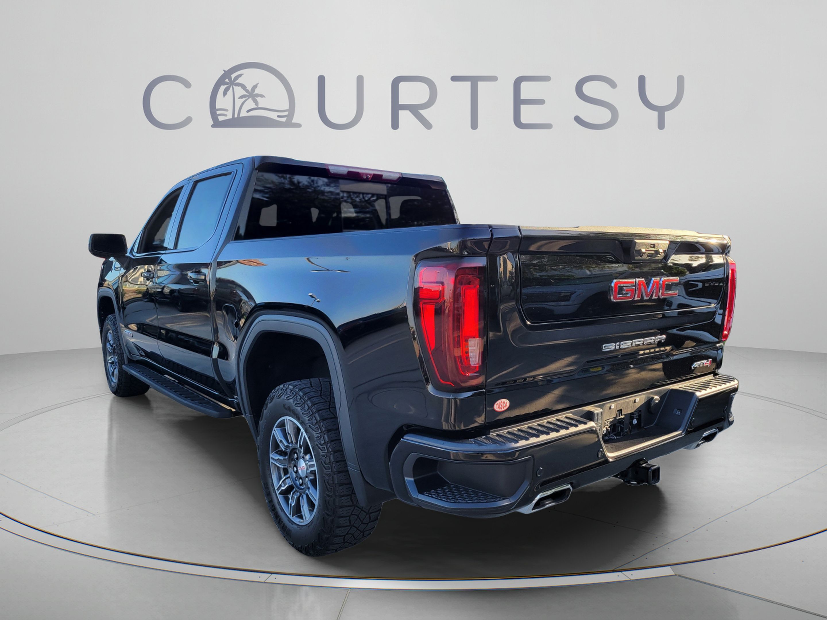 Used 2024 GMC Sierra 1500 AT4 w/ Technology Package AWD/4WD image 2