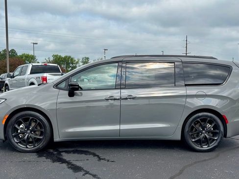 Used 2025 Chrysler Pacifica Limited FWD image 4