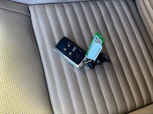 Used 2025 Land Rover Discovery Dynamic SE image 10