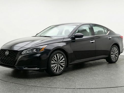 Used 2025 Nissan Altima 2.5 SV FWD image 3