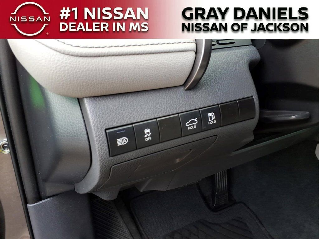 Used 2022 Toyota Camry XLE FWD image 12