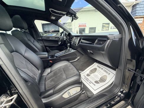 Used 2018 Porsche Macan Base AWD 4dr SUV image 45