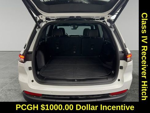 Used 2025 Jeep Grand Cherokee Altitude image 13