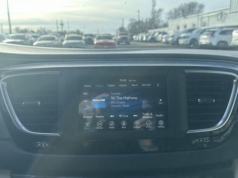 Used 2020 Chrysler Pacifica Touring-L image 26