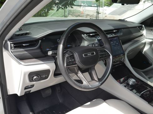 Used 2021 Jeep Grand Cherokee L Overland w/ Luxury Tech Group IV AWD/4WD image 4