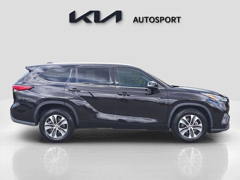 Used 2022 Toyota Highlander XLE image 7