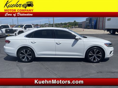 Used 2022 Volkswagen Passat 2.0T SE FWD image 1