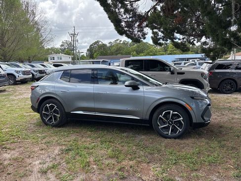 Used 2025 Chevrolet Equinox EV LT w/ Convenience Package image 4