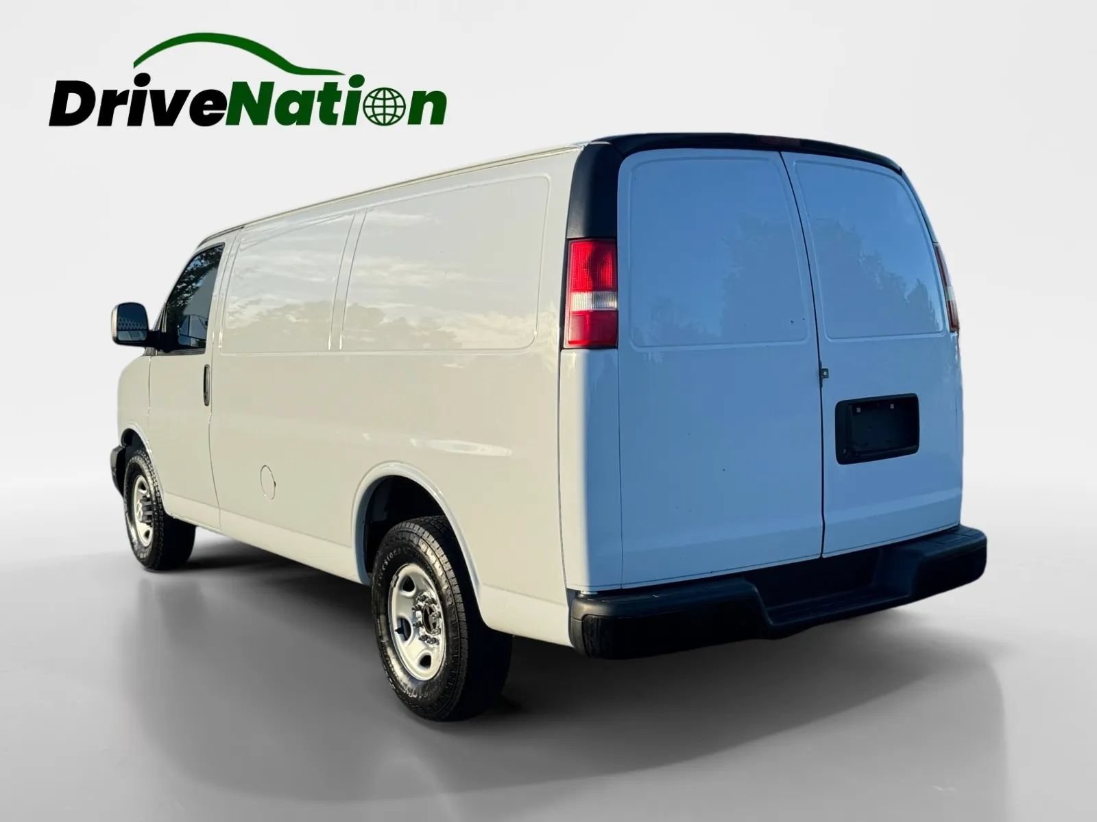 Used 2018 Chevrolet Express 2500 w/ Driver Convenience Package RWD image 7