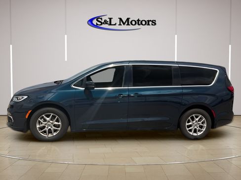 Certified 2024 Chrysler Pacifica Touring-L FWD image 4