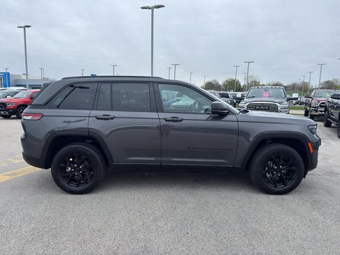 Used 2024 Jeep Grand Cherokee Altitude AWD/4WD image 4