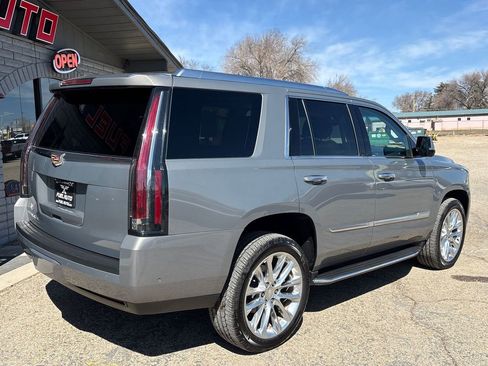 Used 2018 Cadillac Escalade Luxury image 3