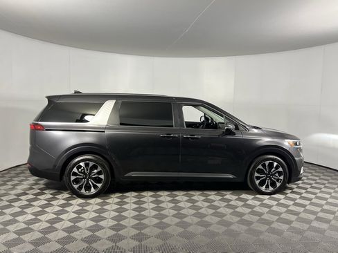 Used 2024 Kia Carnival EX image 3