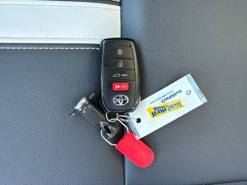 Used 2025 Toyota Camry SE image 29