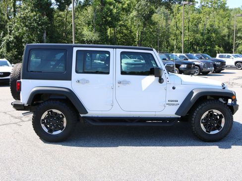 Used 2017 Jeep Wrangler Unlimited Sport w/ Connectivity Group AWD/4WD image 8