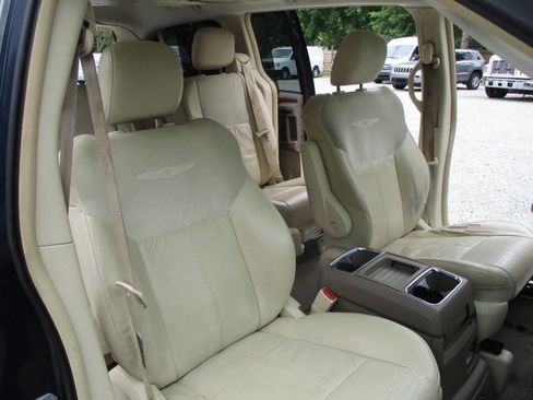 Used 2008 Chrysler Town & Country Limited w/ Entertainment Group #3 FWD image 21