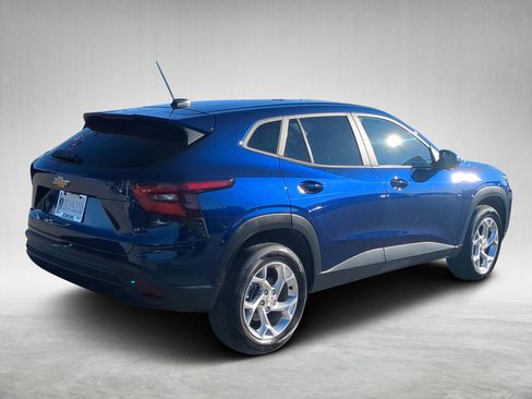 Used 2024 Chevrolet Trax LS w/ LS Convenience Package image 3