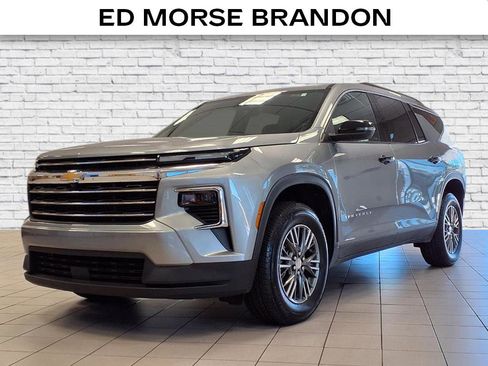 Used 2025 Chevrolet Traverse LT image 1