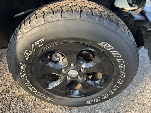 Used 2017 Jeep Wrangler Unlimited Sahara w/ Connectivity Group image 40