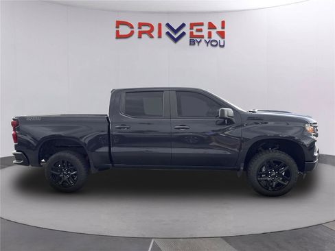 Used 2024 Chevrolet Silverado 1500 Custom Trail Boss w/ Dark Appearance Package AWD/4WD image 3