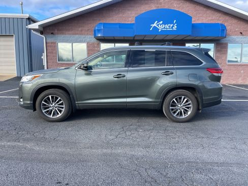 Used 2017 Toyota Highlander XLE image 2