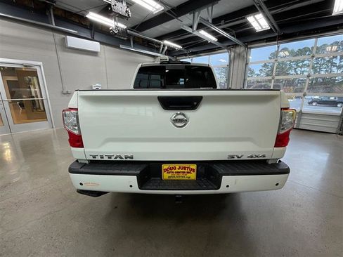 Used 2021 Nissan Titan SV w/ SV Convenience Package image 4