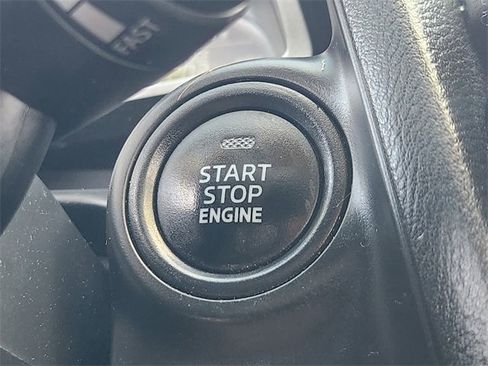 Used 2019 Toyota Yaris L image 28