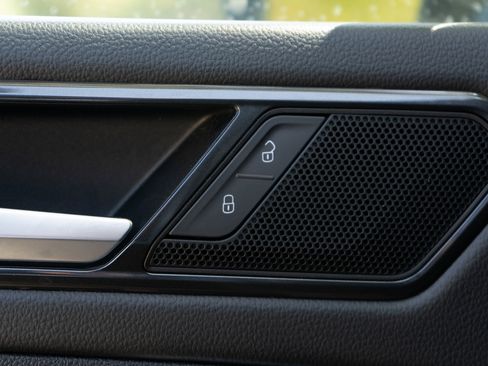 Used 2022 Volkswagen Tiguan SE image 39