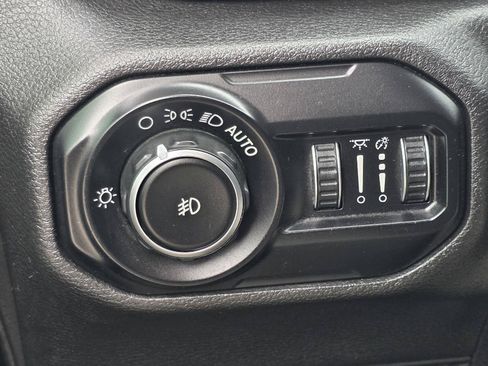 Used 2018 Jeep Wrangler Unlimited Sahara w/ Dual Top Group AWD/4WD image 10