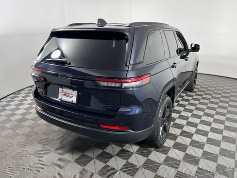 Used 2023 Jeep Grand Cherokee Limited w/ Black Appearance Package AWD/4WD image 6