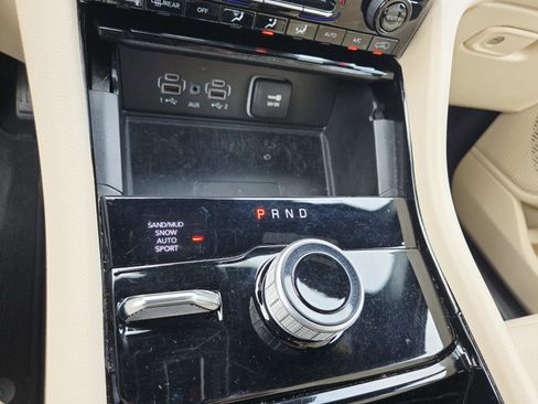 Used 2023 Jeep Grand Cherokee Limited w/ Luxury Tech Group II AWD/4WD image 32