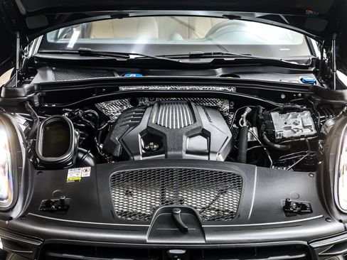 Used 2023 Porsche Macan image 11