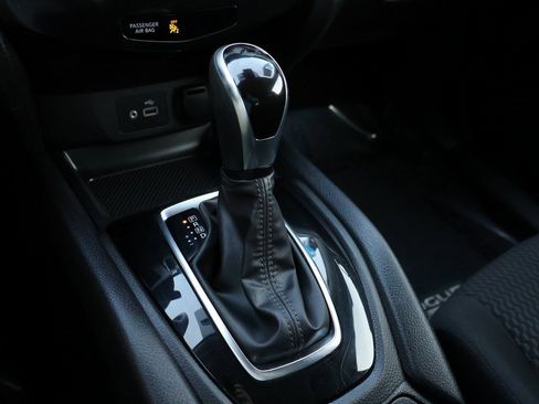 Used 2022 Nissan Rogue Sport S image 36