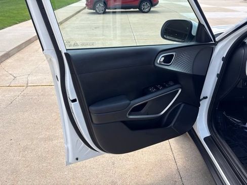 Used 2025 Kia Soul LX FWD image 12