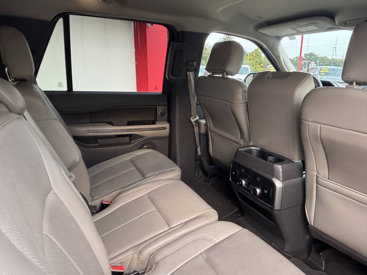 Used 2018 Ford Expedition XLT w/ Equipment Group 202A AWD/4WD image 20