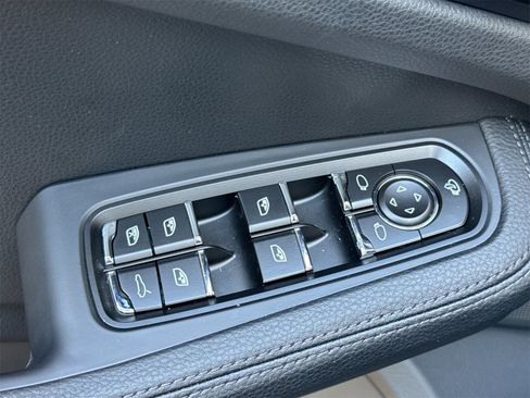 Used 2025 Porsche Macan image 13