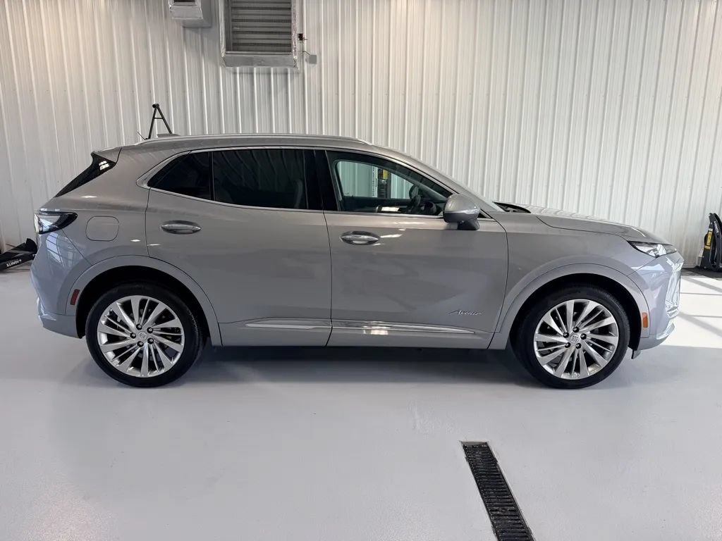 Used 2025 Buick Envision Avenir AWD/4WD image 2