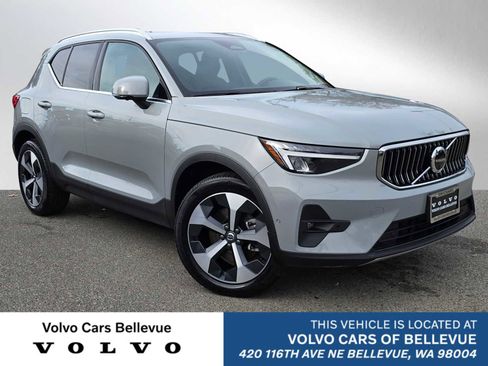 Used 2025 Volvo XC40 B5 Plus image 1